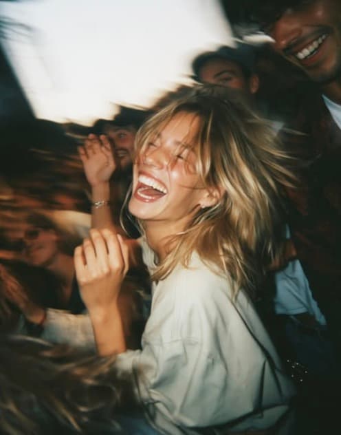 Mulher sorrindo entre amigos em uma festa