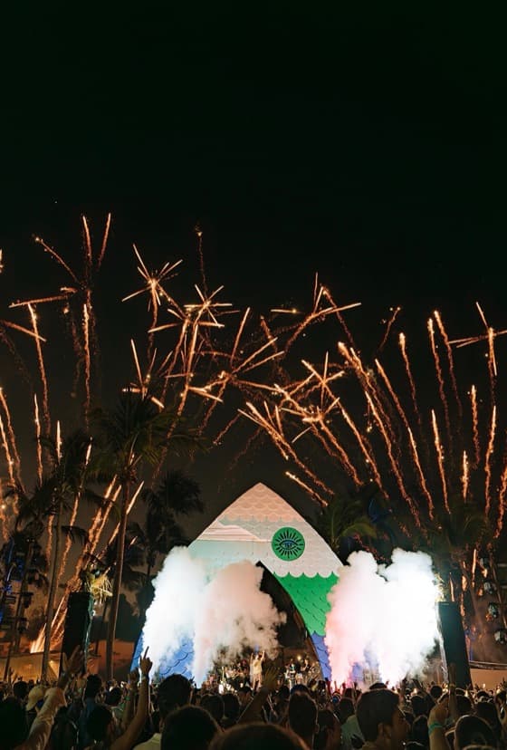 Fogos de artifício sobre o público em uma festa à noite